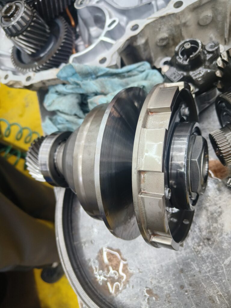 Шкив вариатора CVT при разборке и ремонте